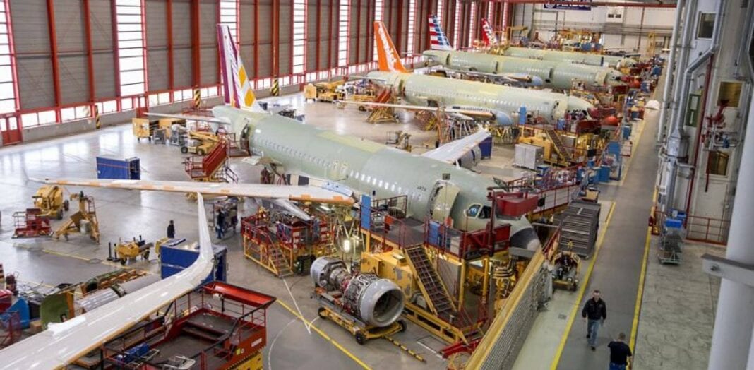 Airbus, A320 uçaklarının üretiminde planlanan artışı yavaşlatıyor