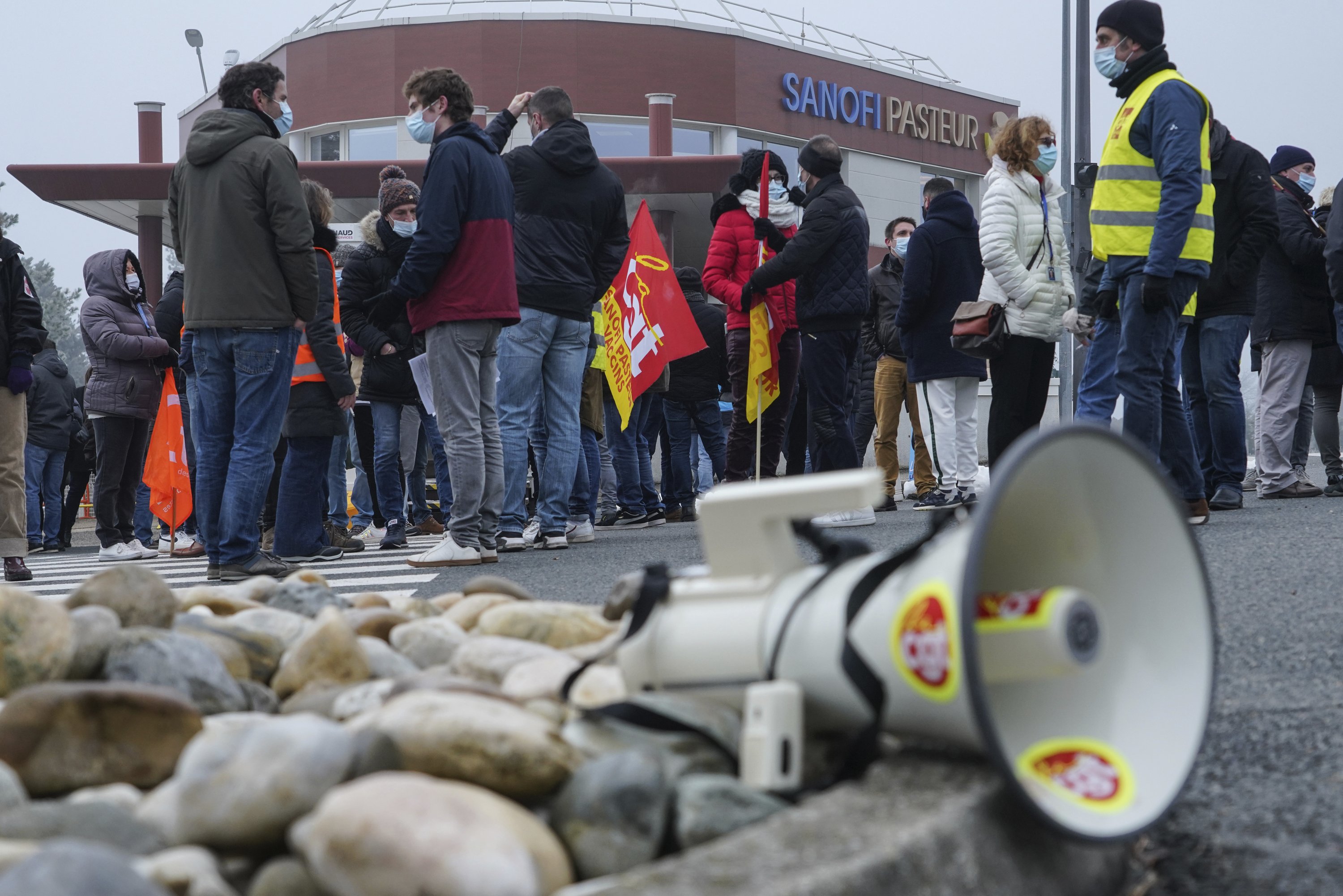 Sendikalar Sanofi'deki işten çıkarmalara karşı grev düzenledi