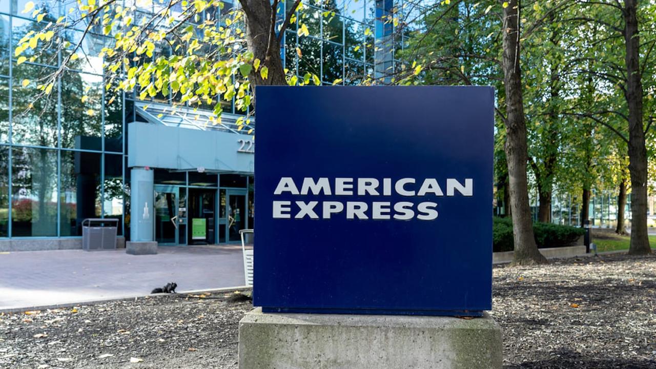 American Express için kredi kartı düzenleyicisinin karı düştü