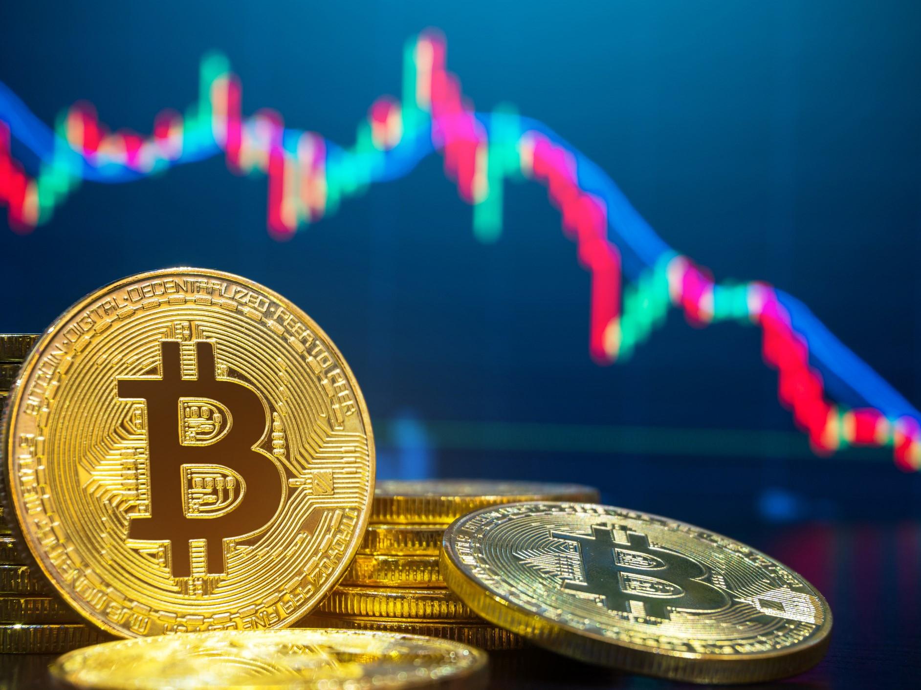 Bitcoin dalgalanıyor, bir rekordan sonra yüzde 17'ye kadar düştü