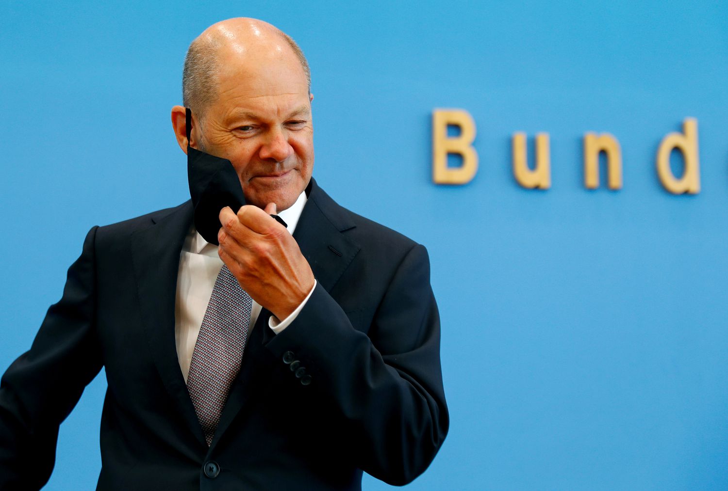 Almanya, salgından etkilenen şirketler için vergi ertelemesini uzatacak