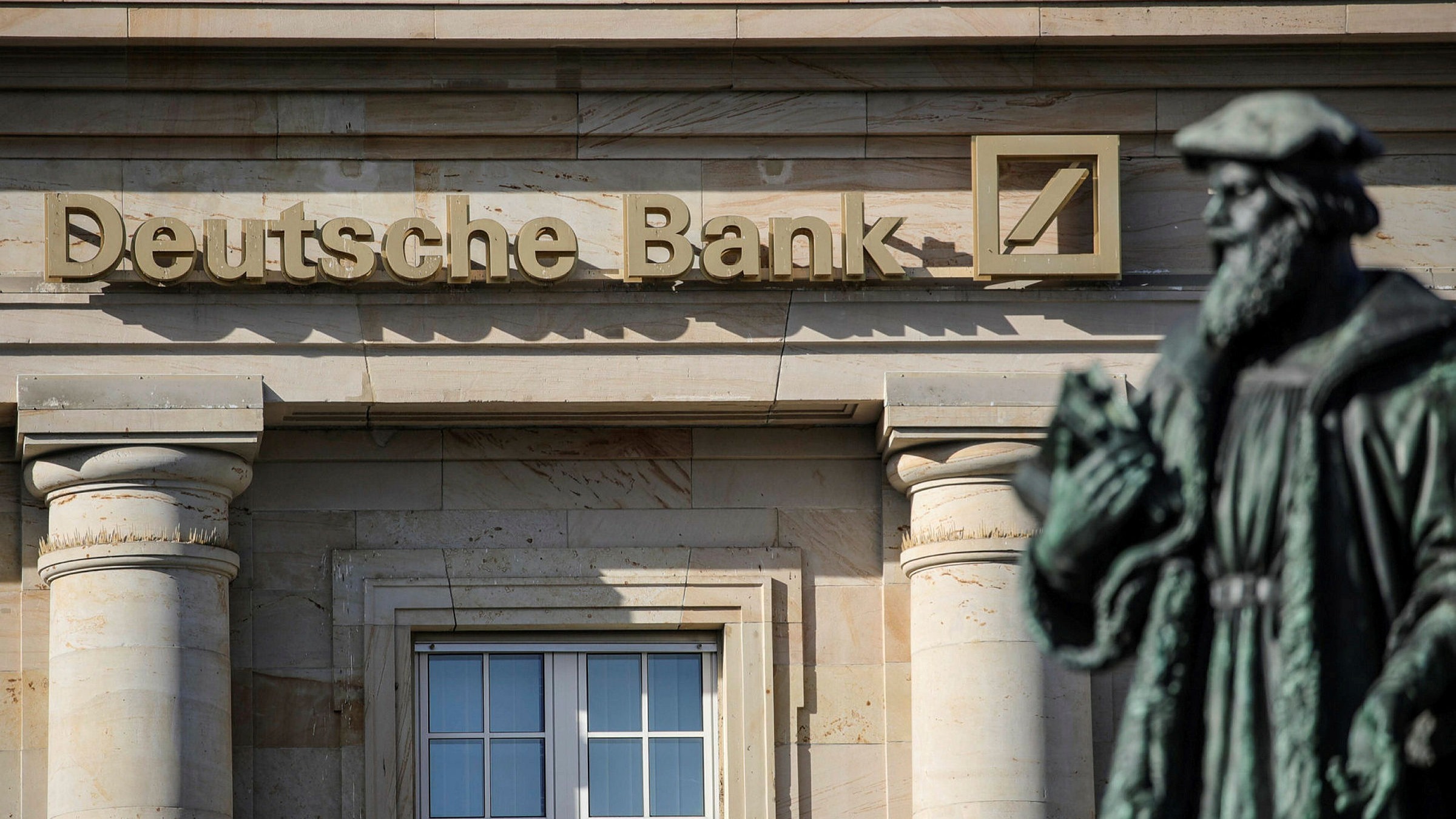 Deutsche Bank pays billions in bonuses