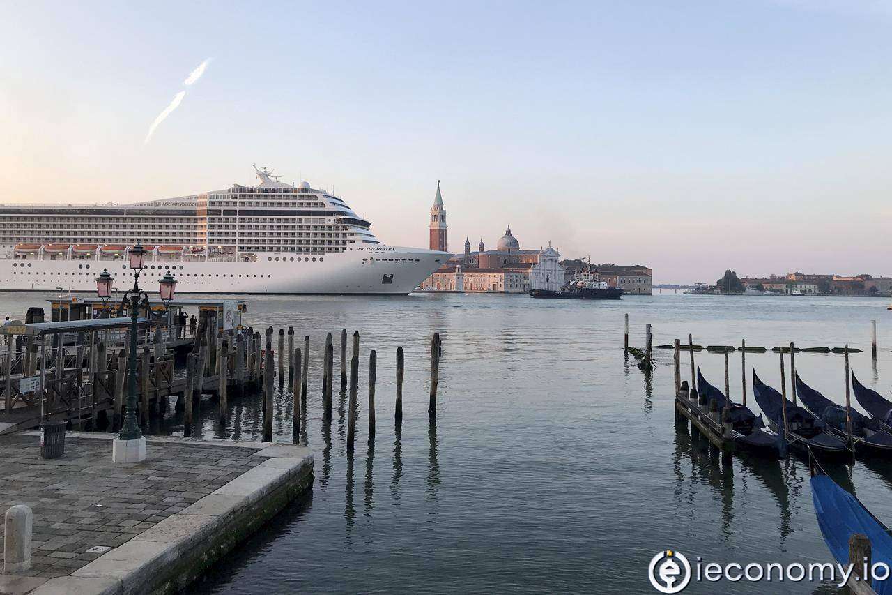 The first cruise ship arrived in Venice after 17 months