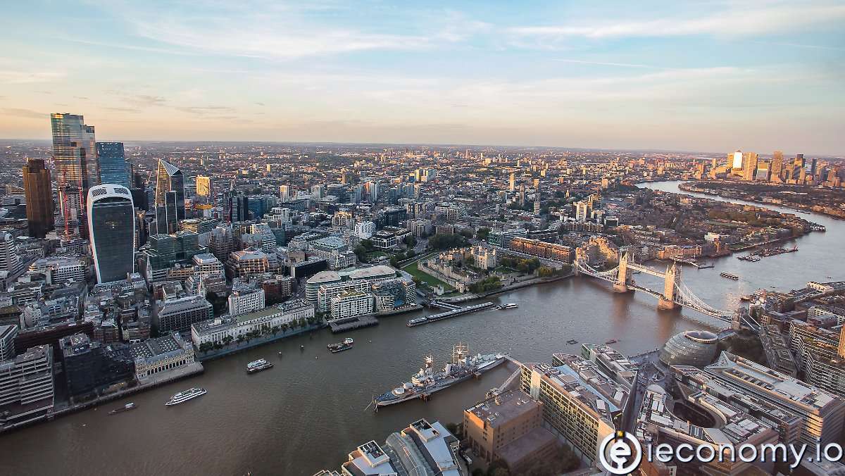 The financial houses in London are luring their bankers back to their offices