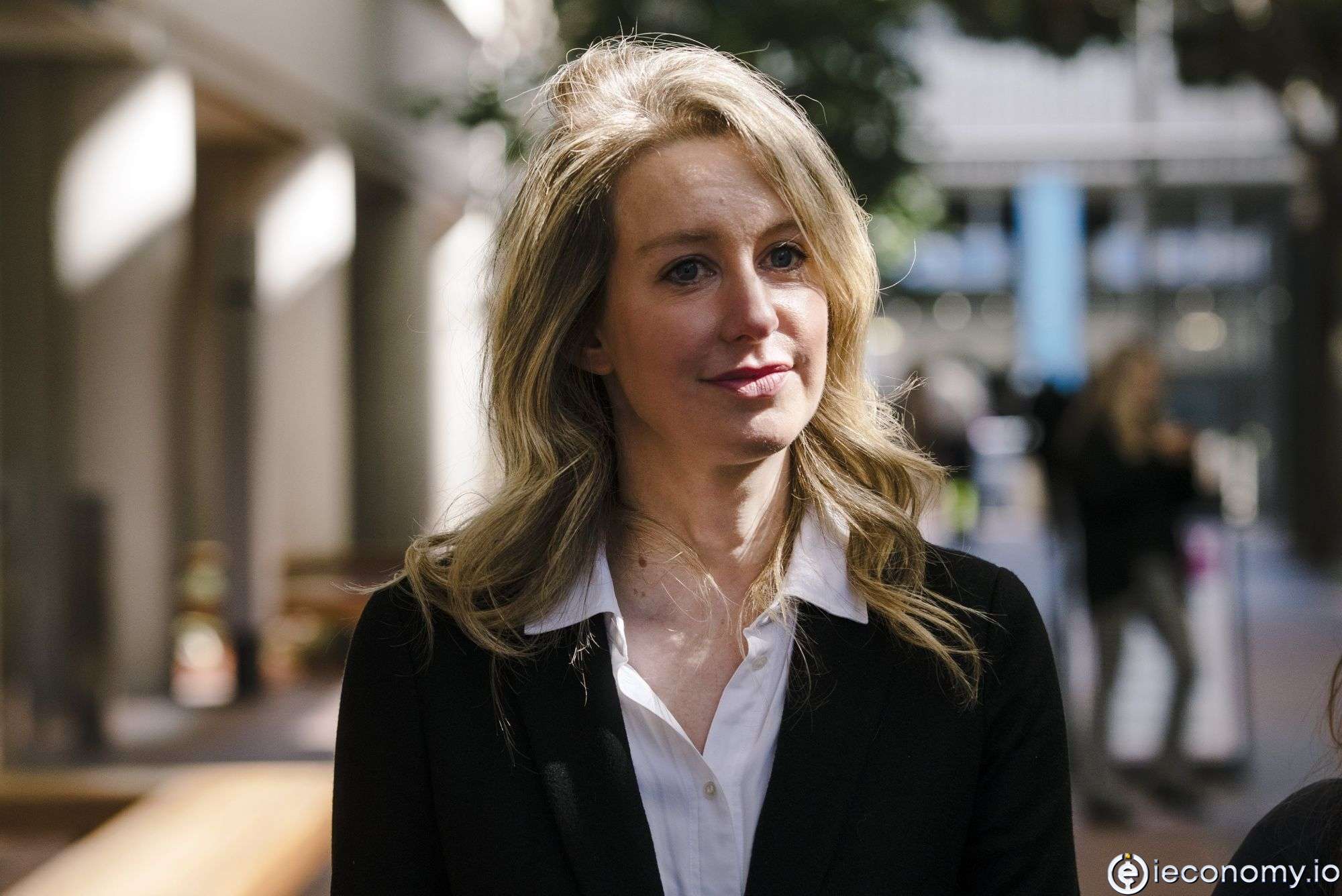 Eski süperstar Elizabeth Holmes'un davası başladı