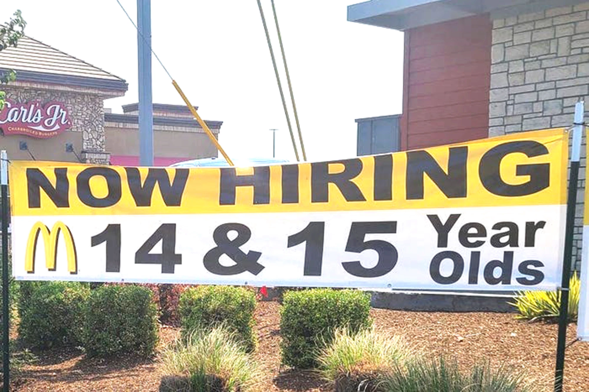 Amerikan McDonald's şimdi 14 yaşındakilere iş vermeye istekli