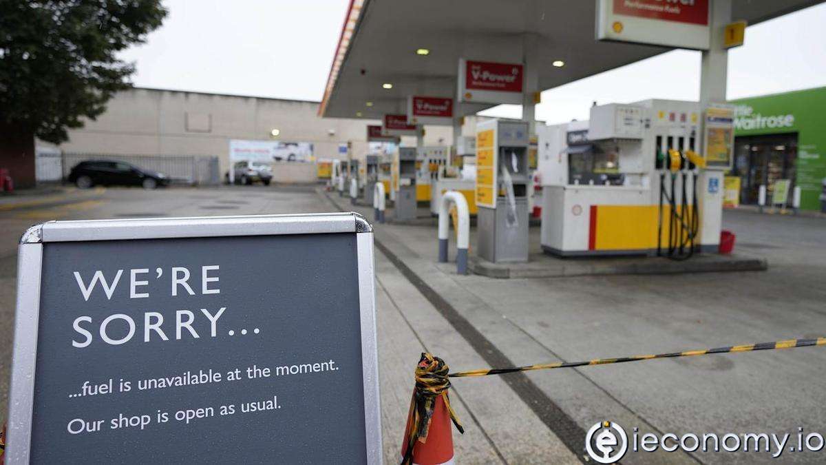 İngiltere'de cuma günü hala yakıtsız benzin istasyonları vardı