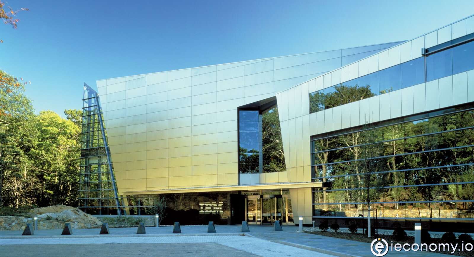 IBM employees will have to be fully vaccinated against Covid-19