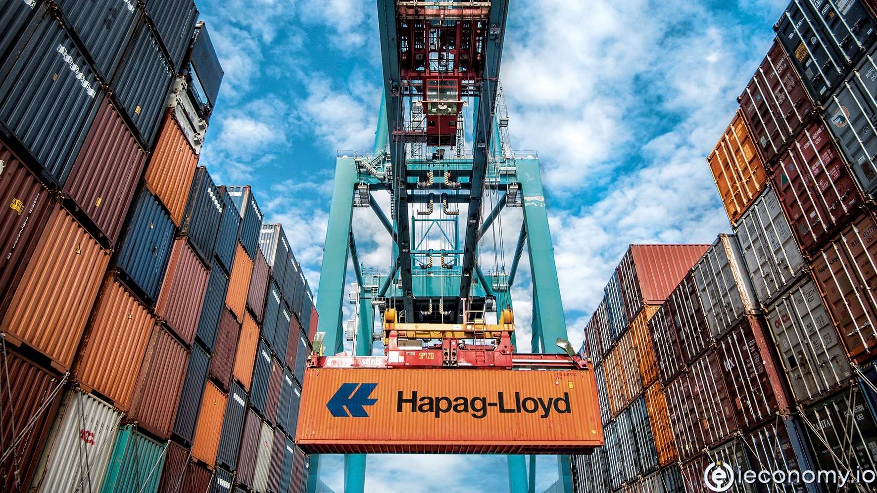 The Hamburg container shipping company Hapag-Lloyd increased its profit