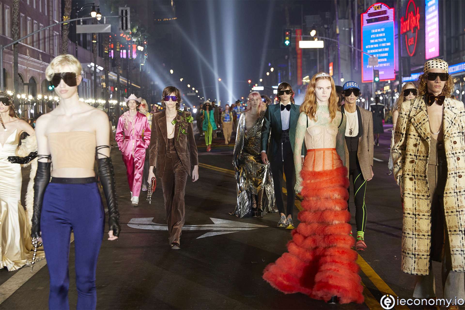 Alessandro Michele kısa süre önce en son Gucci koleksiyonunu sergiledi