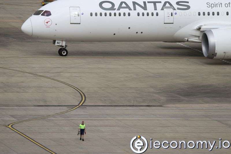 Australia's Qantas to buy back shares as a sign of confidence