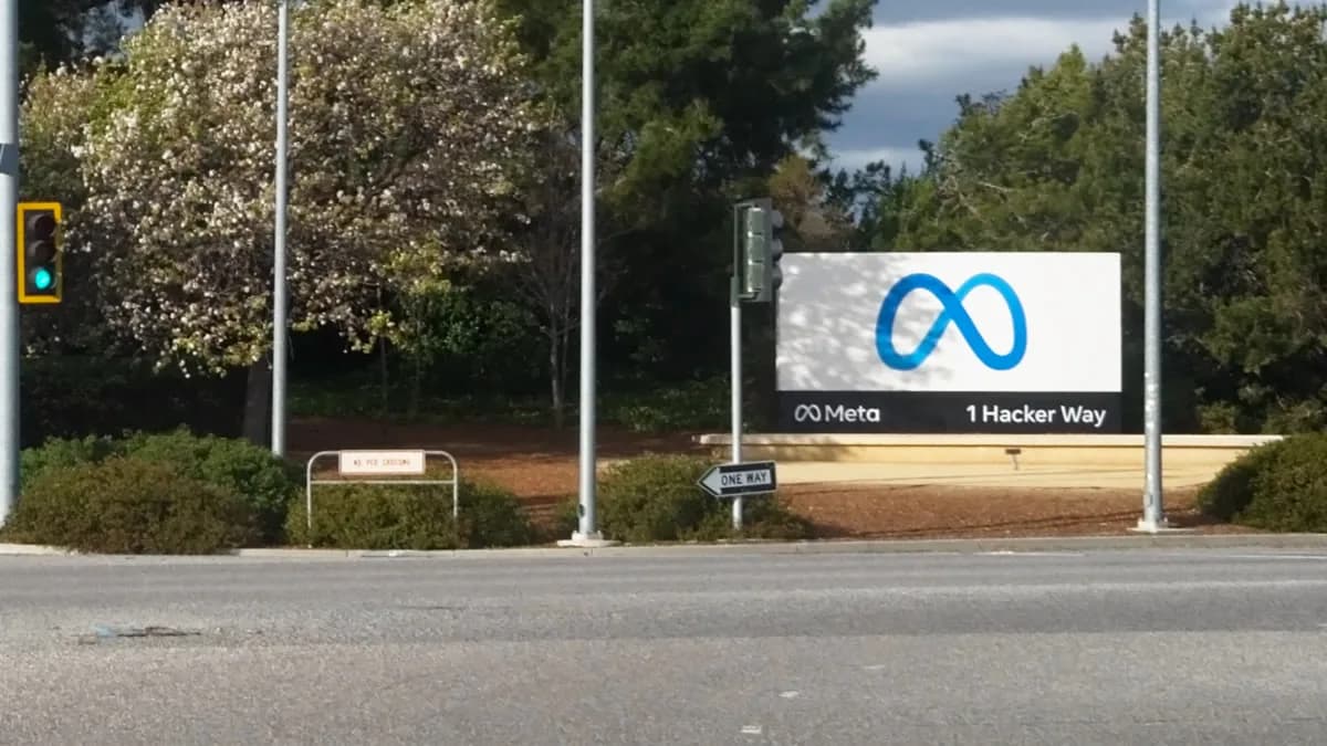 Meta'nın Menlo Park'taki genel merkez girişindeki logolu tabela ve 1 Hacker Way yazısı
