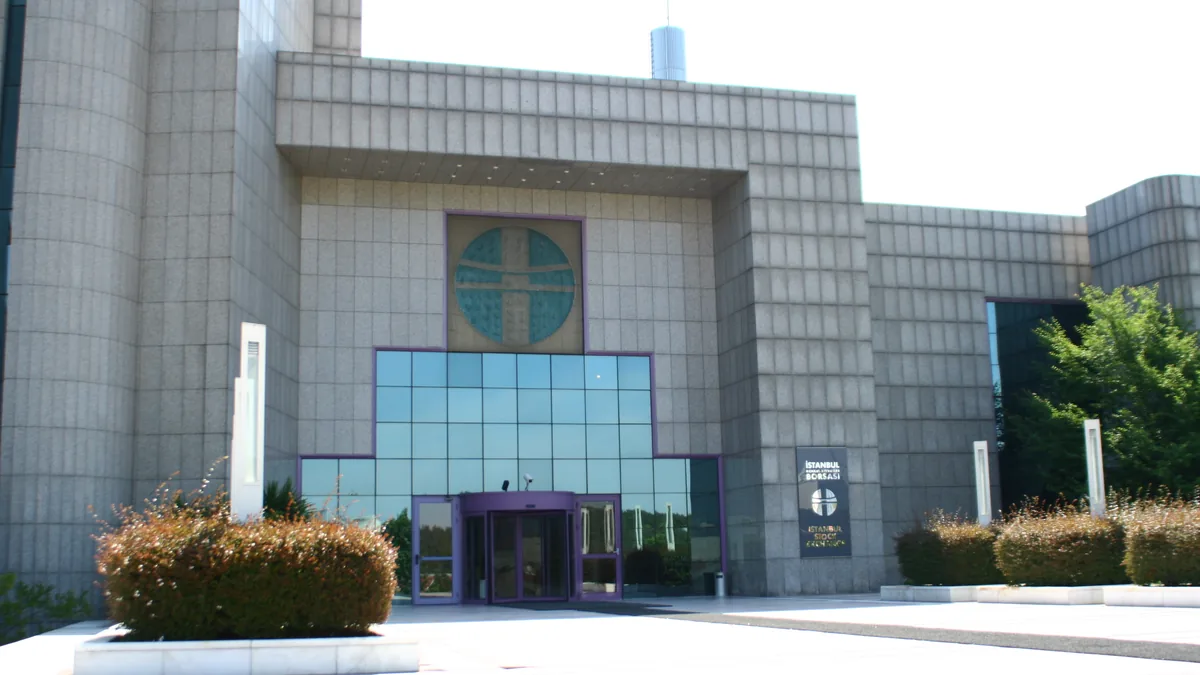 Borsa İstanbul'un İstinye'deki binasının girişi — cephede eski İMKB amblemi ve 'İstanbul Menkul Kıymetler Borsası' tabelası (temsilî görsel)