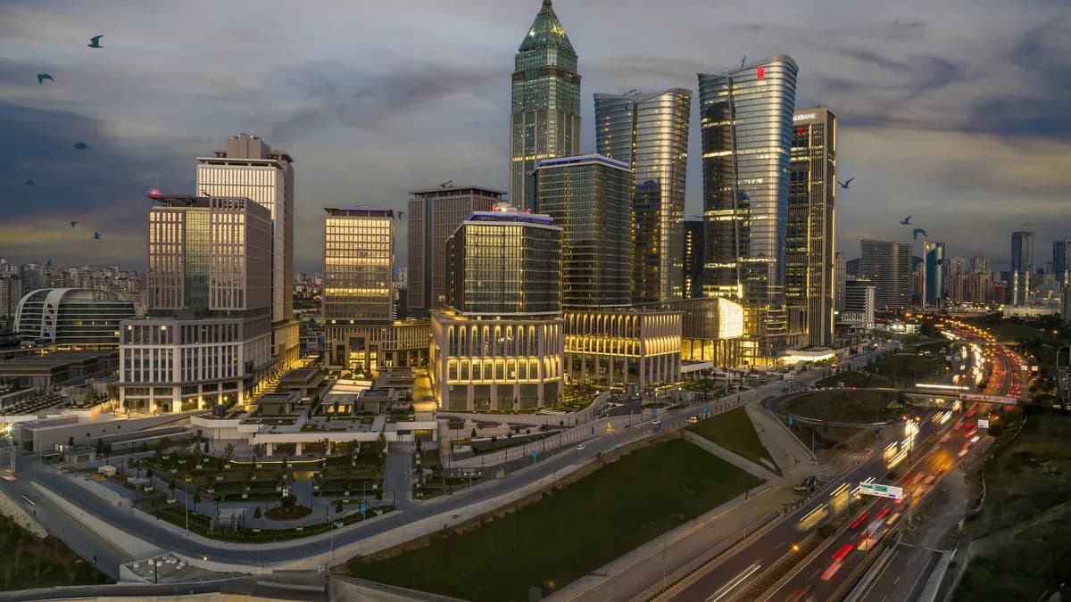 Akşam saatlerinde havadan İstanbul Finans Merkezi: ışıklı kuleler ve önünden geçen otoyol (temsilî görsel)