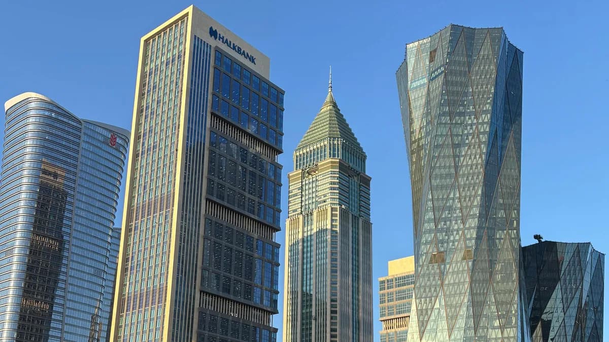 İstanbul Finans Merkezi kuleleri — Halkbank, Ziraat Bankası ve VakıfBank binaları, açık gökyüzü altında (temsilî görsel)