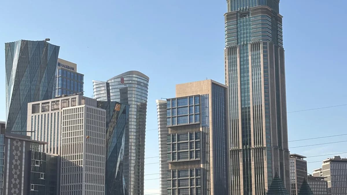 İstanbul Finans Merkezi'nin kuleleri — Ziraat Bankası ve Halkbank genel müdürlük binaları, açık gökyüzü altında (temsilî görsel)