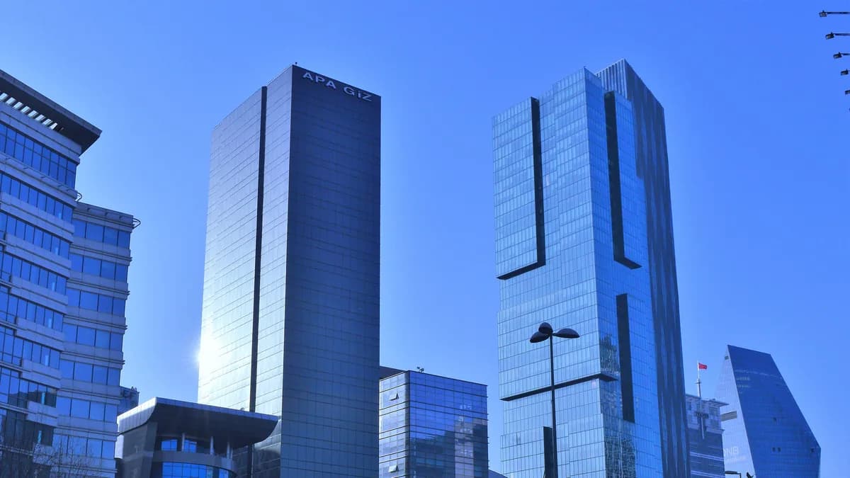 Levent'te cam cepheli ofis kuleleri, mavi gökyüzü altında (temsilî görsel)