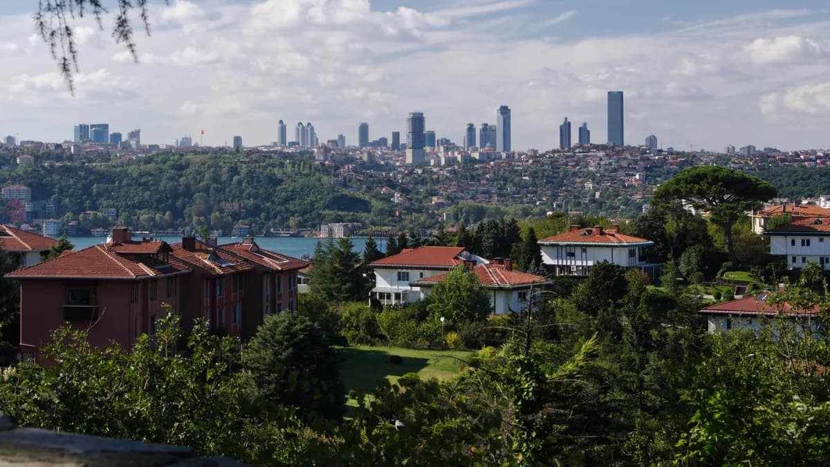 Boğaz'ın Anadolu yakasından Levent–Maslak gökdelenlerinin silueti, önde kıyı evleri (temsilî görsel)