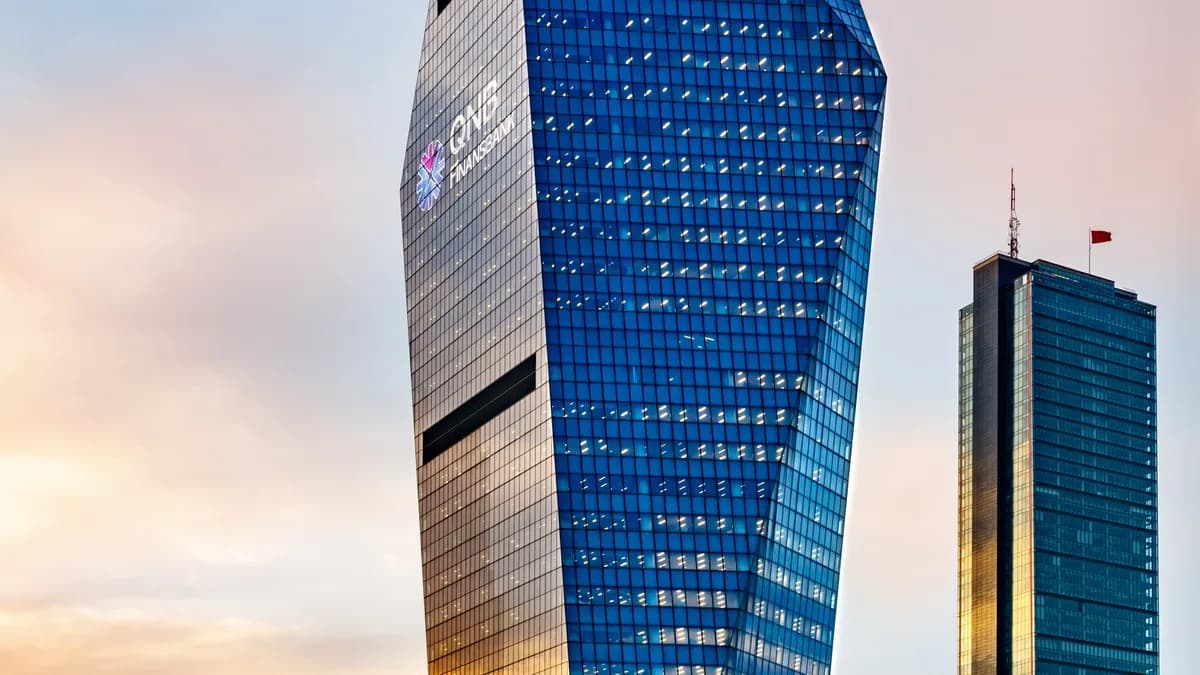 Gün batımında Levent'teki QNB Finansbank Kristal Kule'nin cam cephesi, sağda başka bir ofis kulesi (temsilî görsel)