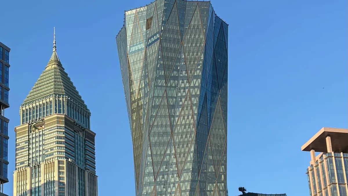 İstanbul Finans Merkezi'nde VakıfBank'ın burgu biçimli cam kulesi, solda Ziraat Bankası kulesi (temsilî görsel)