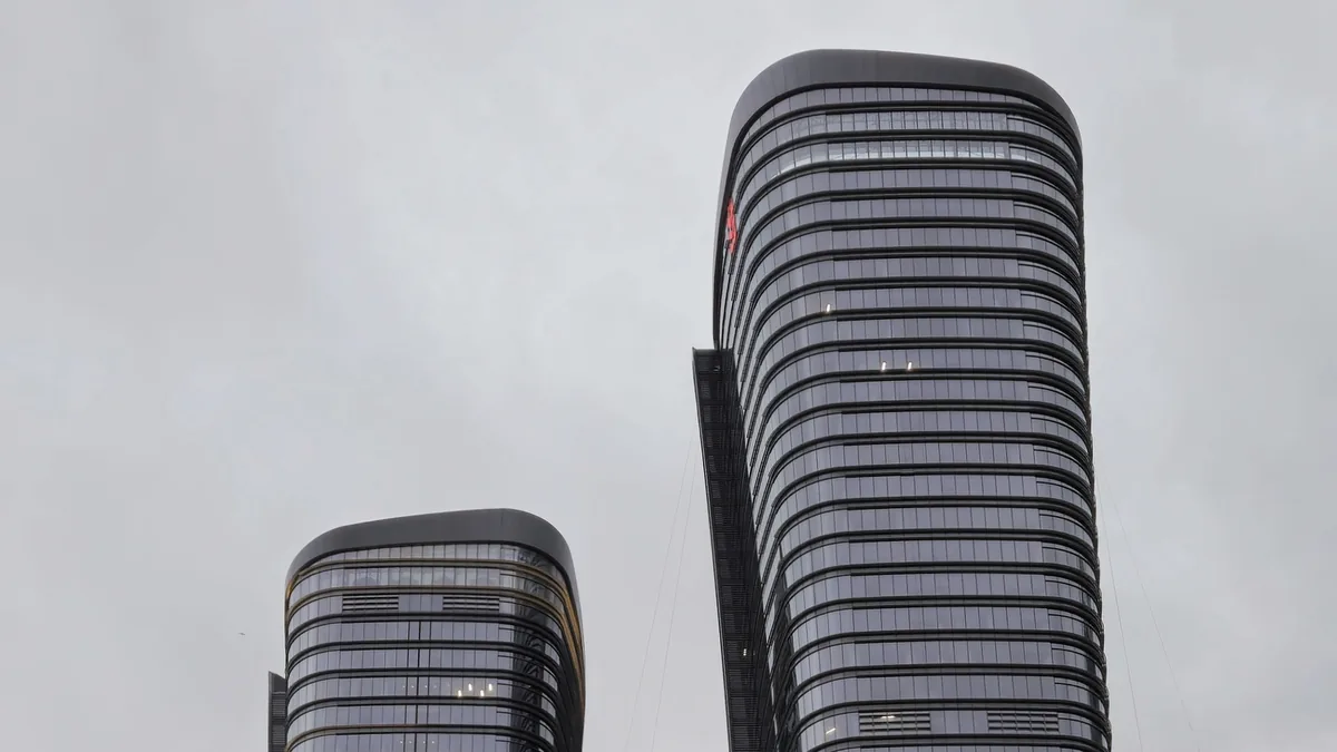 İstanbul Finans Merkezi'ndeki Ziraat Bankası ikiz kuleleri, kapalı havada (temsilî görsel)