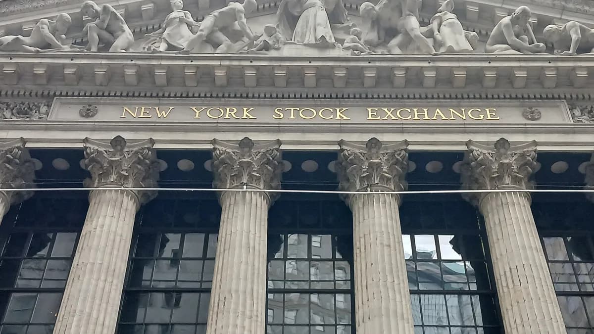 New York Borsası'nın alınlığındaki heykel grubu ve altın "NEW YORK STOCK EXCHANGE" tabelasının yakın çekimi (temsilî görsel)