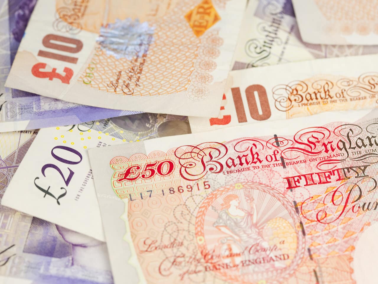 GBP/USD Paritesi İngiltere Enflasyon Raporunun Ardından 1.3200 Alanına Geriledi