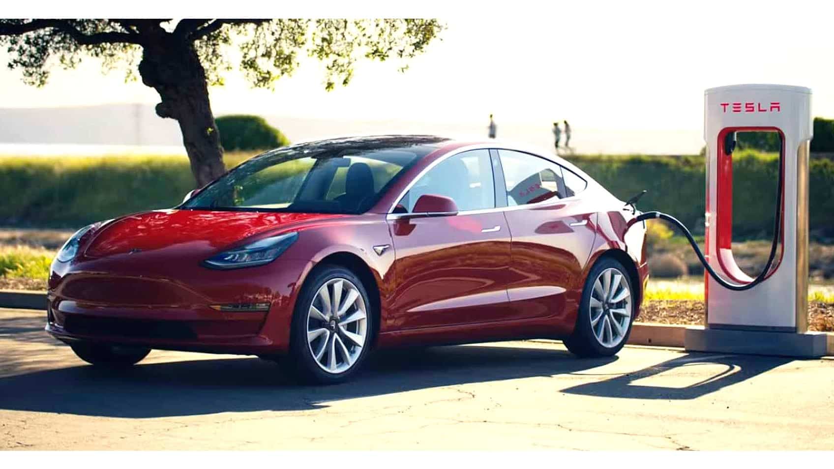 Tesla Elektrikli Otomobillerinin Fiyatını Düşürmek İstiyor