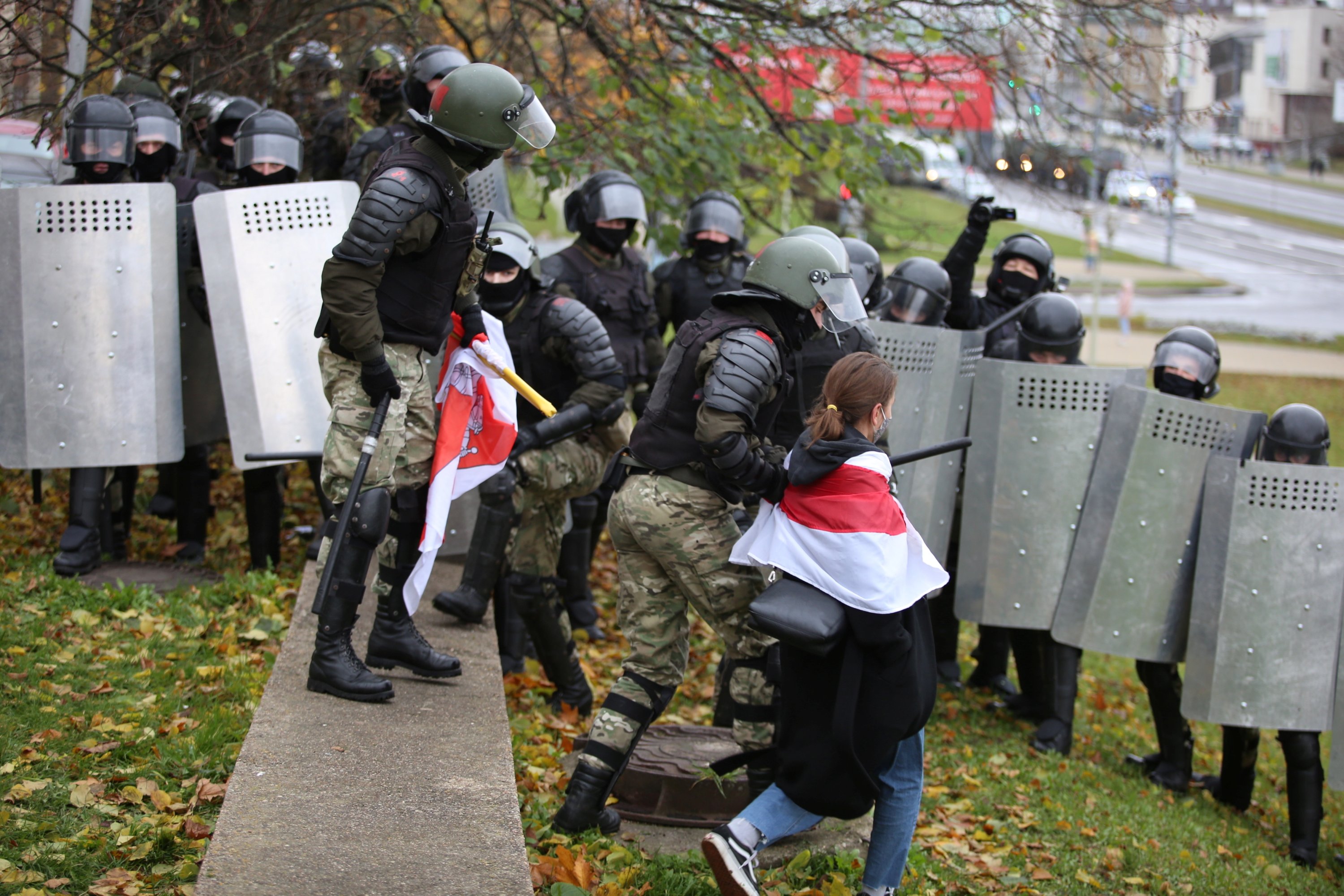 Belarus'ta Kolluk Kuvvetleri Protestoları Dağıttı, 680 Tutuklu Var