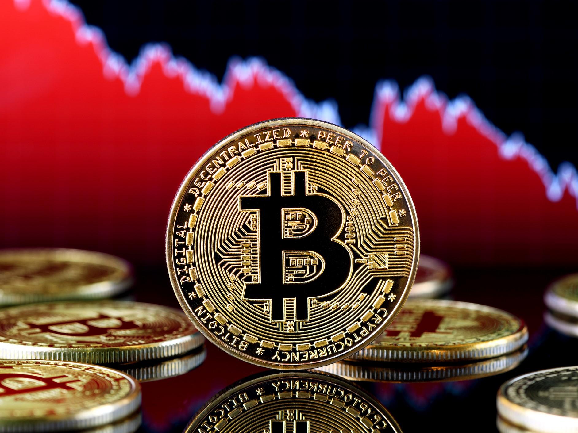 Bitcoin weakened sharply, falling in price by almost $ 3,000