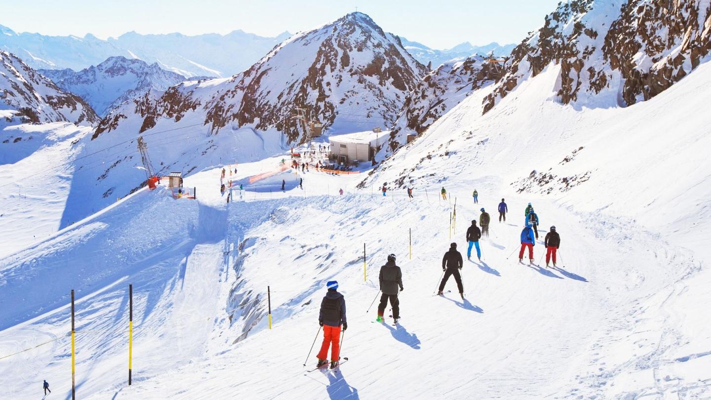 Switzerland 'hunts' more than 10,000 British ski tourists who should actually be quarantined