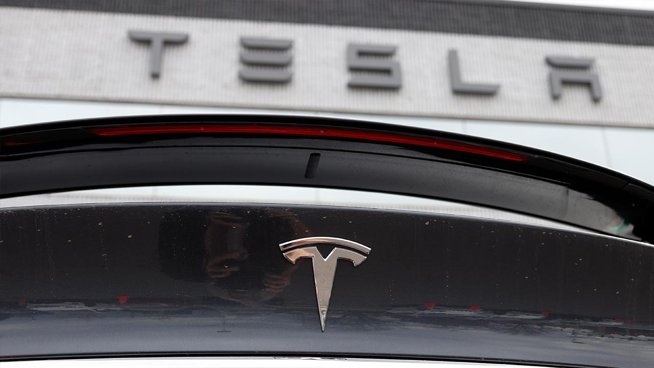 Stock markets grew, Tesla's value reached a new record