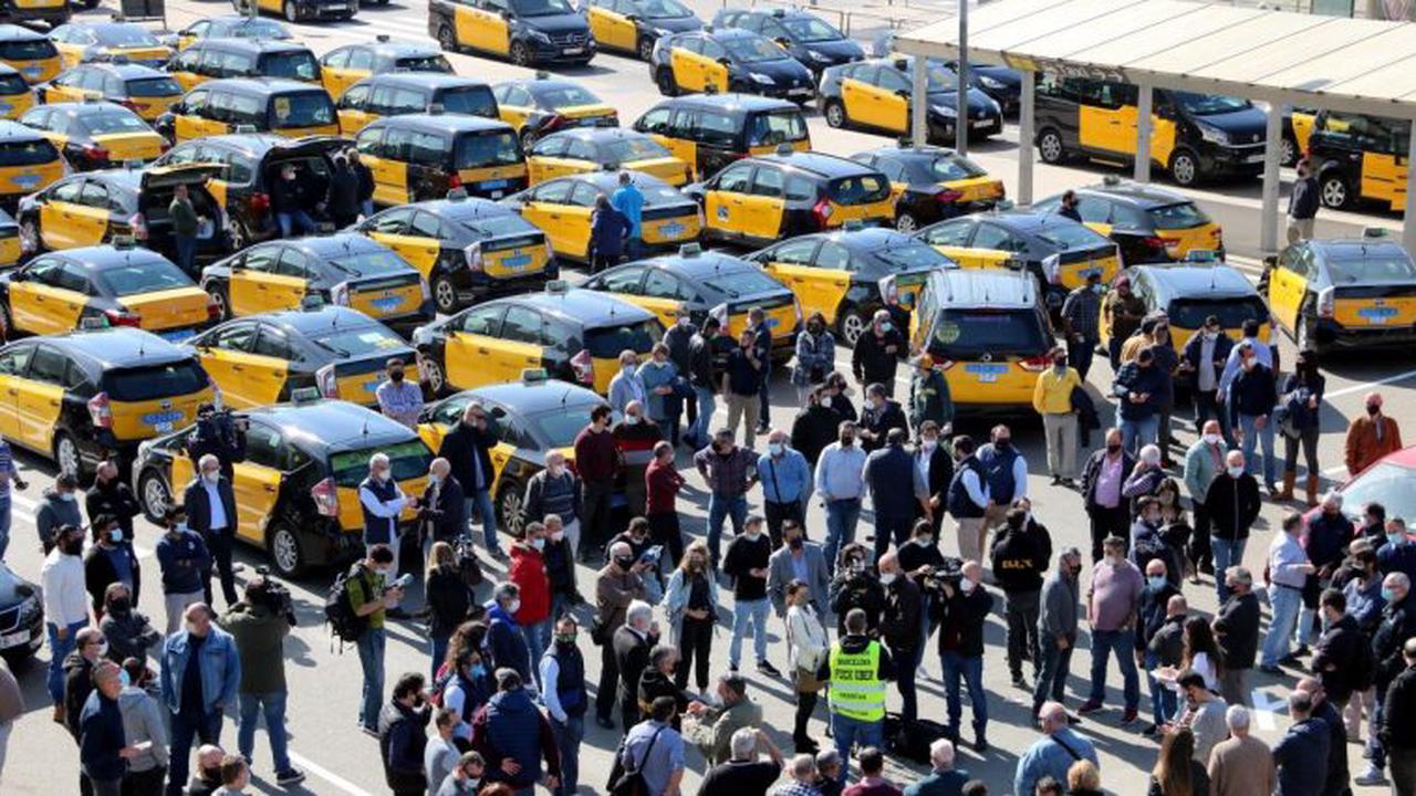 Hundreds of taxi drivers protested in Barcelona against Uber