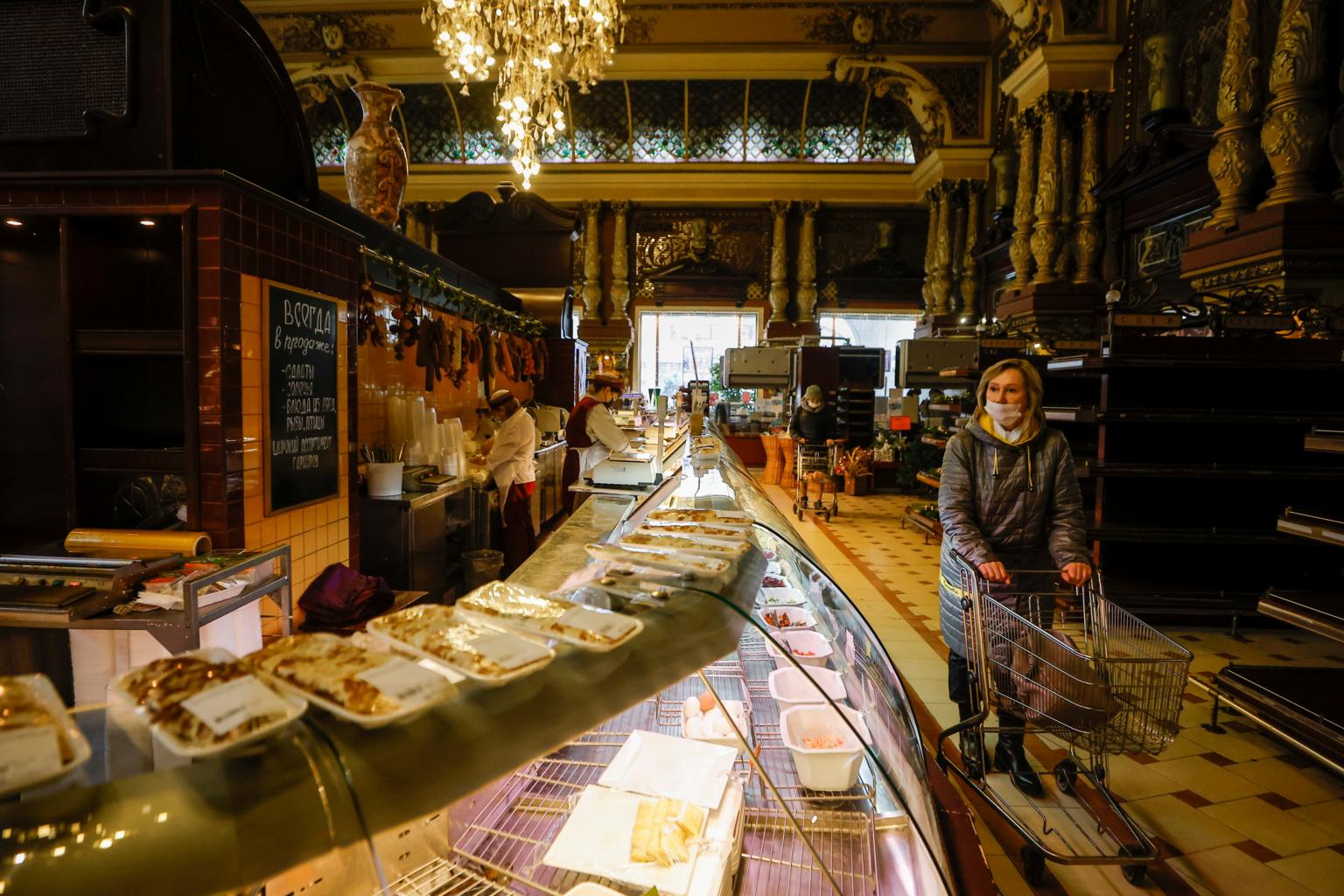 Attracting crowds of tourists, a historic luxury store ends in Moscow