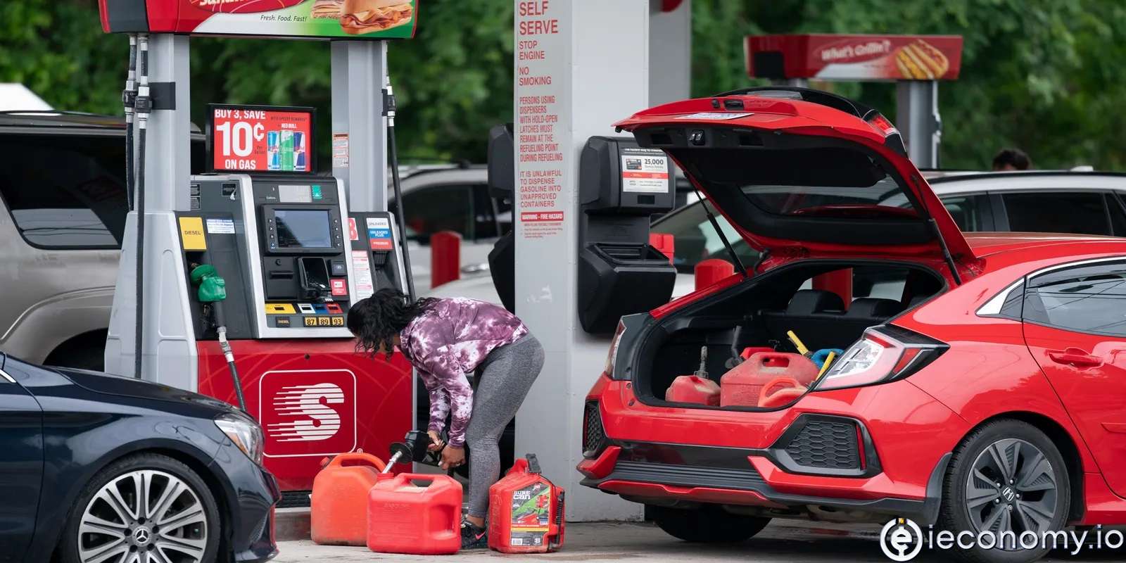 Amerikalılar boru hattı hacklendikten sonra benzini istifliyor