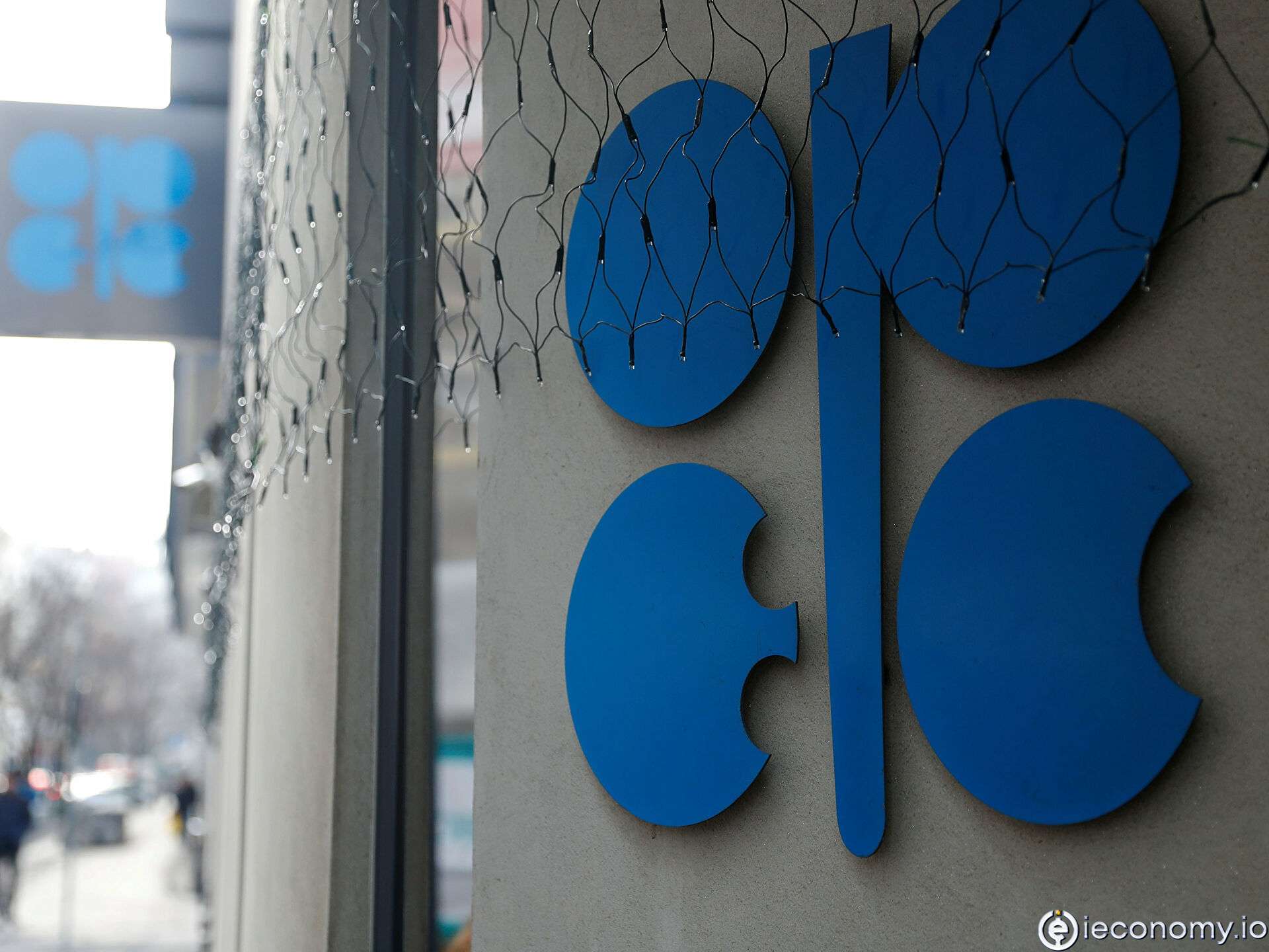 OPEC +, üretimi artırma planını değiştirmeden bırakmayı onayladı