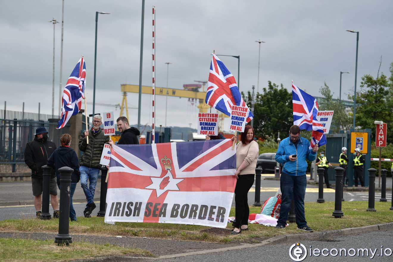 Birleşik Krallık, Kuzey İrlanda'ya giden malların kontrolünü erteliyor