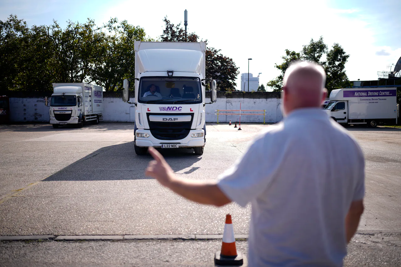 Londra, kamyon şoförü kıtlığını sona erdirmek için önlemler açıkladı
