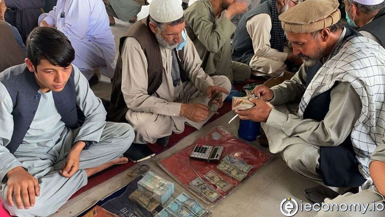 Taliban Afganistan'da döviz kullanımını yasakladı