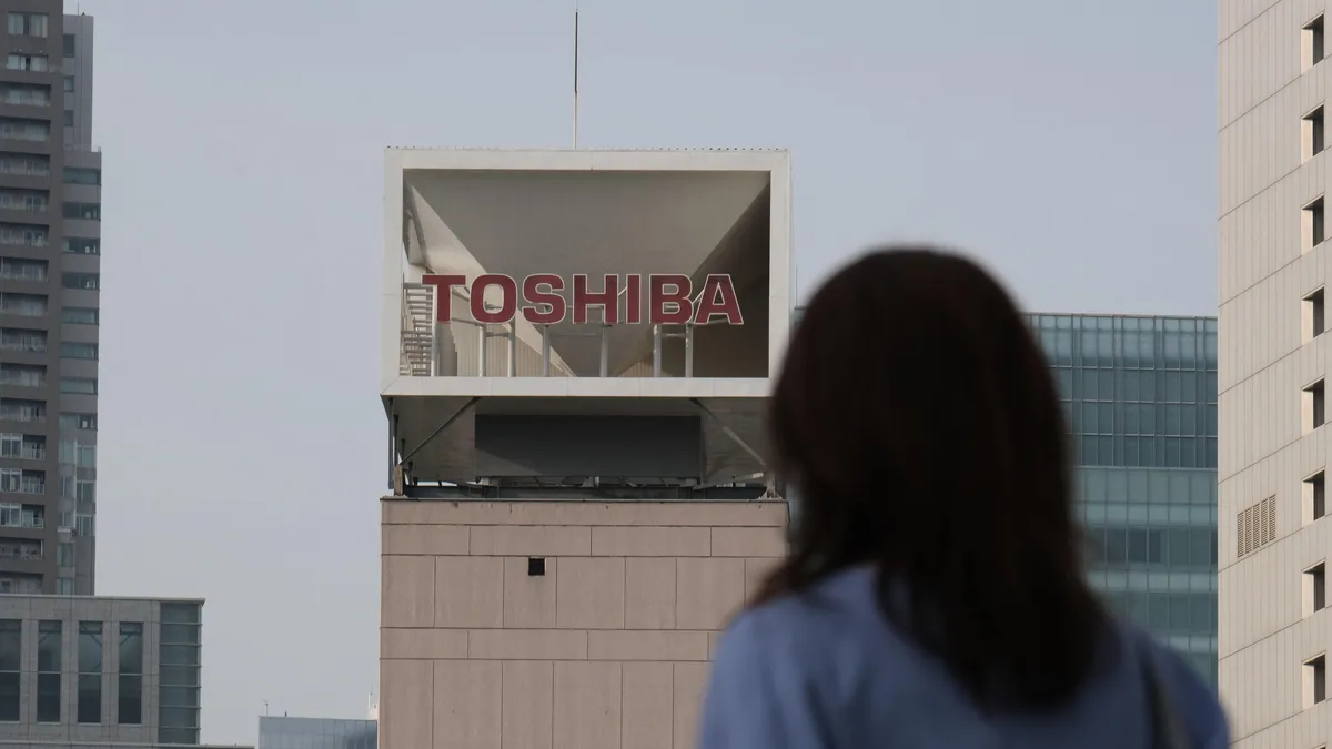 Toshiba, borsada işlem gören üç şirkete bölünmek istiyor