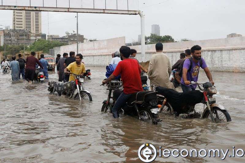 Pakistan'da Şiddetli Muson Yağmurlarının Yol Açtığı Sel Felaketinde Onlarca Kişi Öldü