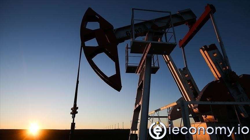 US Crude Oil Hits 9-Month Low