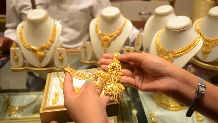 Gold prices fall after dollar rebounds