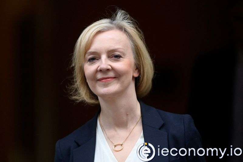 Liz Truss clings to power as chaos grows in Westminster