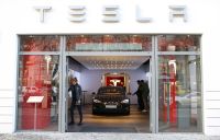 Tesla Sürücüsü Kaliforniya'daki İtfaiye Aracı Kazasında Öldü