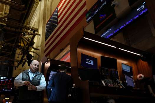 Wall St, Faiz Artışlarının Tüketici Güvenini Etkilemesiyle Düştü